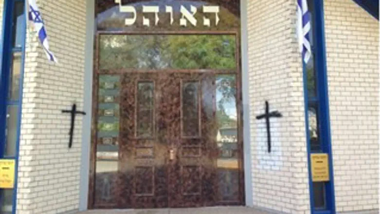 שער בית הכנסת 'האוהל' הבוקר