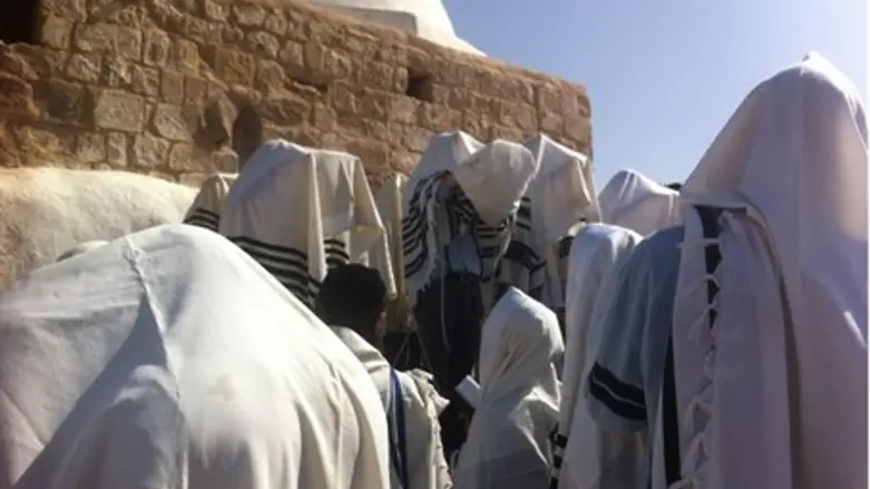 Евреи-паломники у гробницы Аарона Ха-Коэна