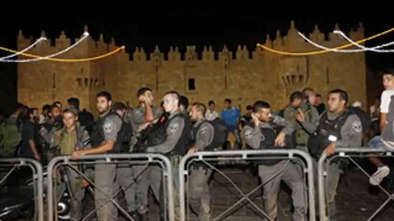 כוחות הביטחון בשער שכם לאחר הפיגוע