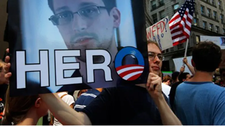 Плакат с изображением Сноудена