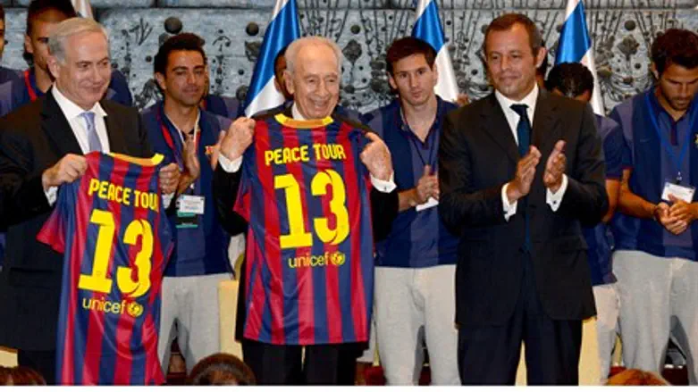 Перес и Нетаньяху с футболками от "Барселоны"