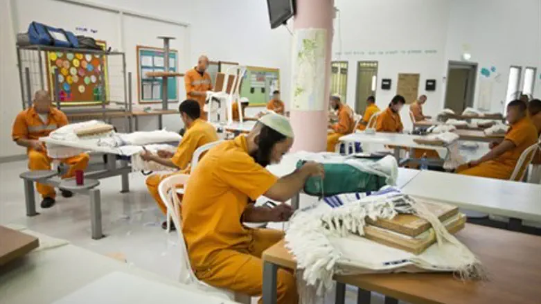 Prisoners create prayer shawls
