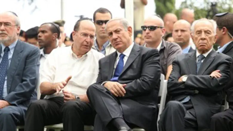 Min. Yaalon, Netanyahu, Peres at ceremony