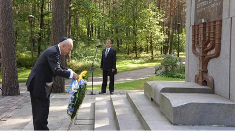 Shimon Peres at memorial near Vilnius, Aug 1