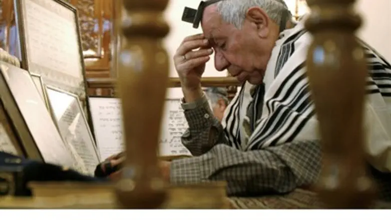 An Iranian Jew prays at a synagogue in Tehran, Iran (file)