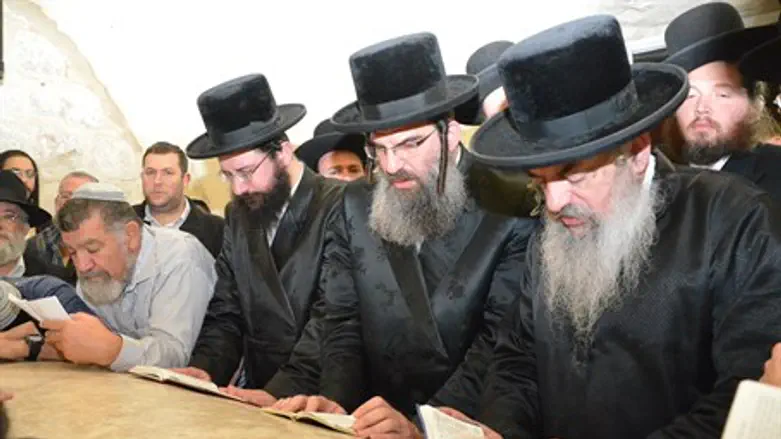 Rabbis visiting the Tomb of Yosef Wed. night