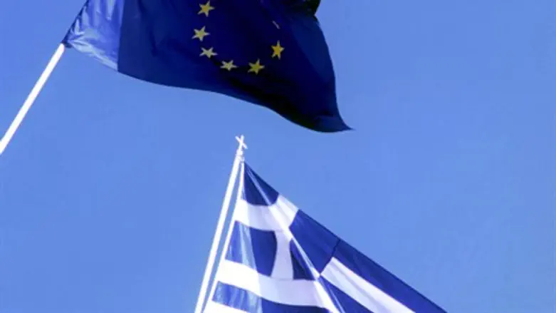 האיחוד האירופי מחליט. היוונים מבצעים