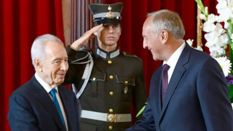 הנישא פרס עם נשיא לטביה