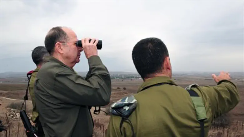 Moshe Ya'alon studies Golan border with IDF troops (file)