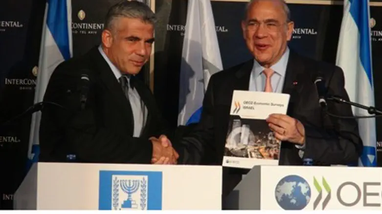 Yair Lapid and Angel Gurria of OECD