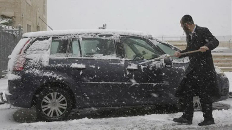 מורידים את השלג מהאוטו