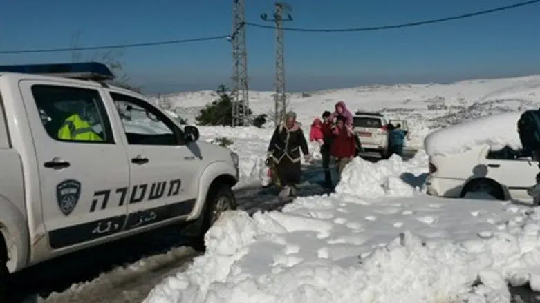 Rescuing snowbound Samaria families
