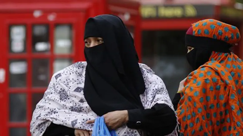 Muslims in London (illustration)