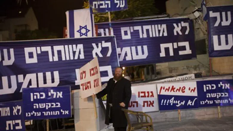 Posters calling for new Beit Shemesh election