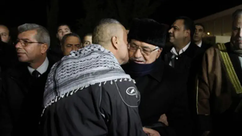 Mahmoud Abbas hugs freed terrorist (file)