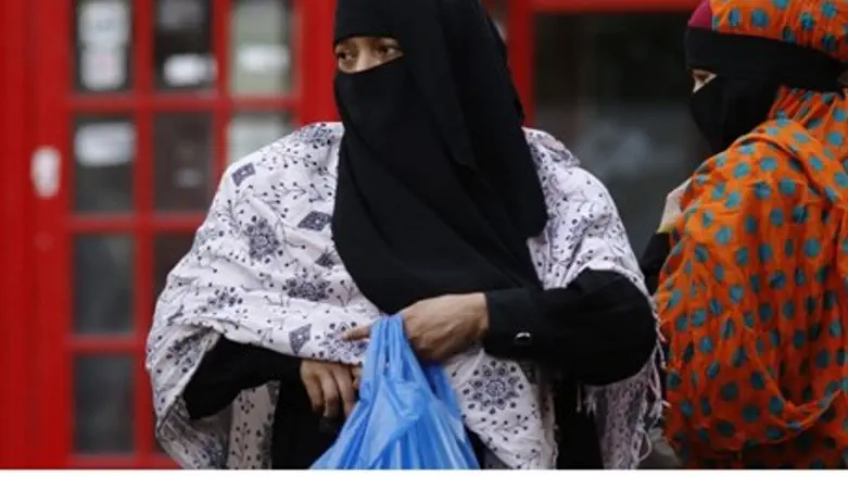 Muslim women in London (illustration)