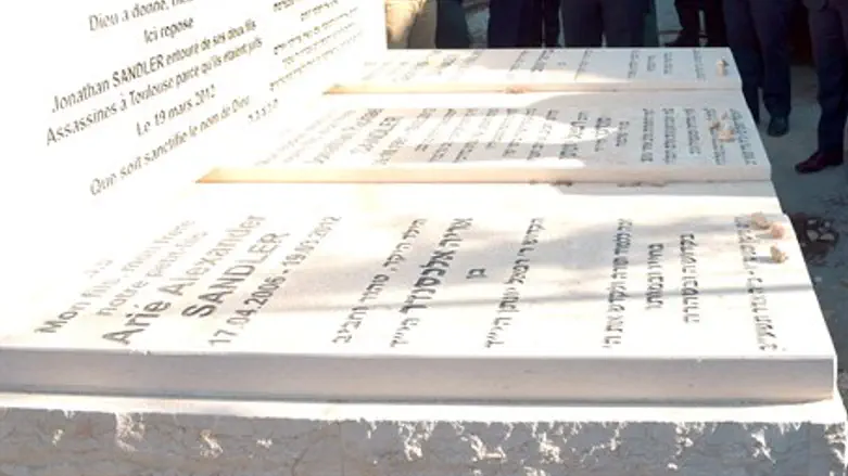 Могила жертв тулузского теракта