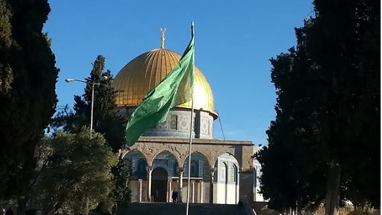 Hamas flag at Al Aqsa (file photo)