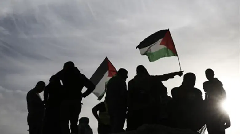Арабы с палестинскими флагами. Иллюстрация