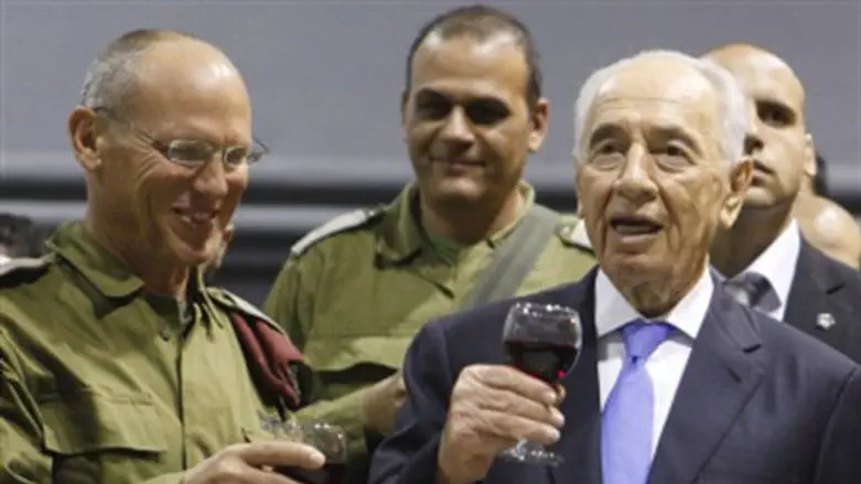 Nitzan Alon and President Shimon Peres (file)
