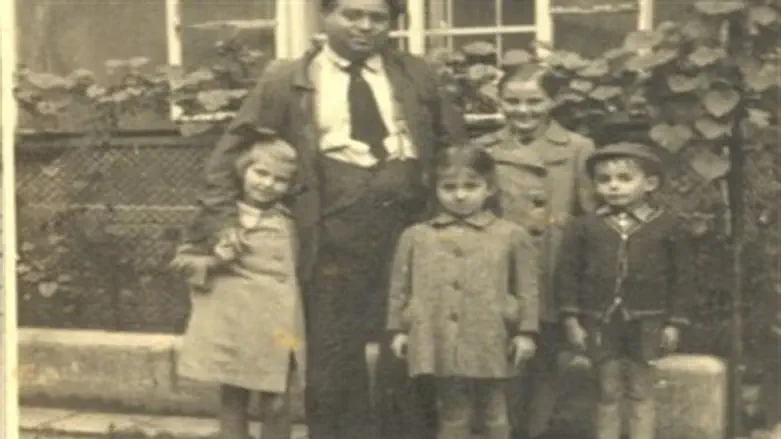 יונה אקשטיין ומשפחתו