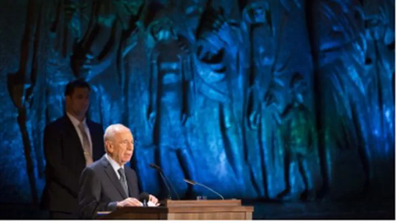 Peres ar Holocaust ceremony.