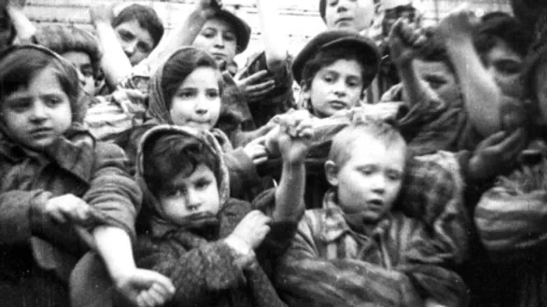 הילדים שיחקו גם בזמנים הקשים. ילדים בשואה