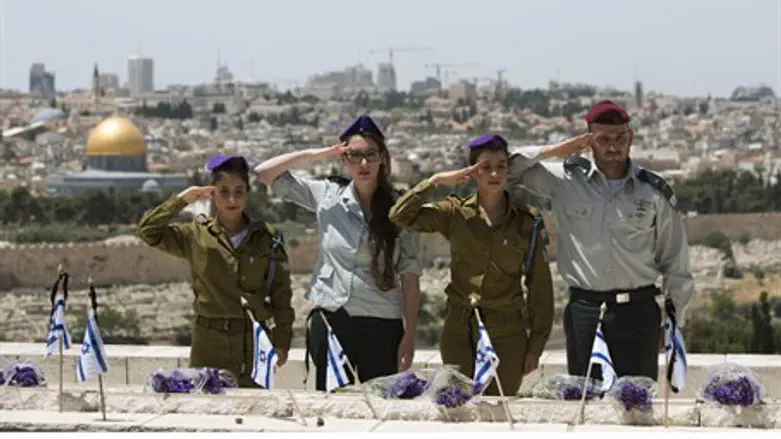 Flag-laying ceremony for fallen Israeli solid
