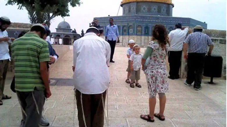 Jews pray on Temple Mount