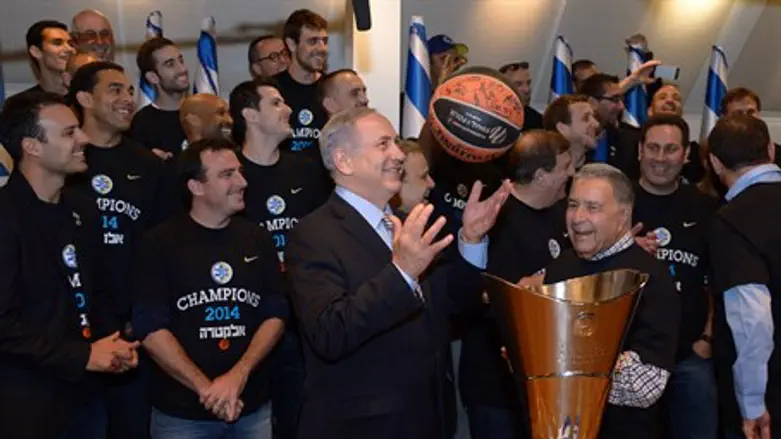 Нетаньяху и баскетболисты "Маккаби" 