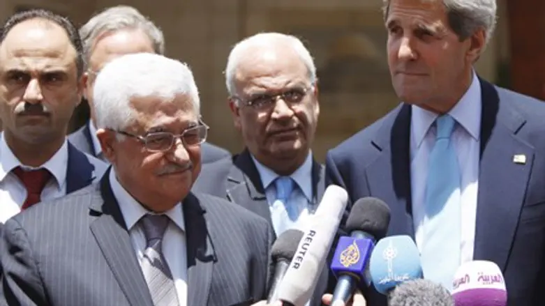 John Kerry and Mahmoud Abbas (file)