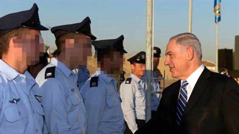 Биньямин Нетаньяху и летчики-курсанты