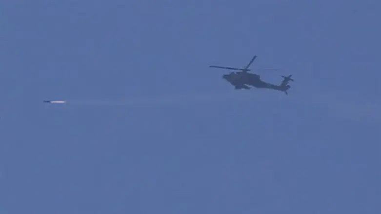 מסוק של חיל האויר תוקף ברצועת עזה במהלך מבצע 