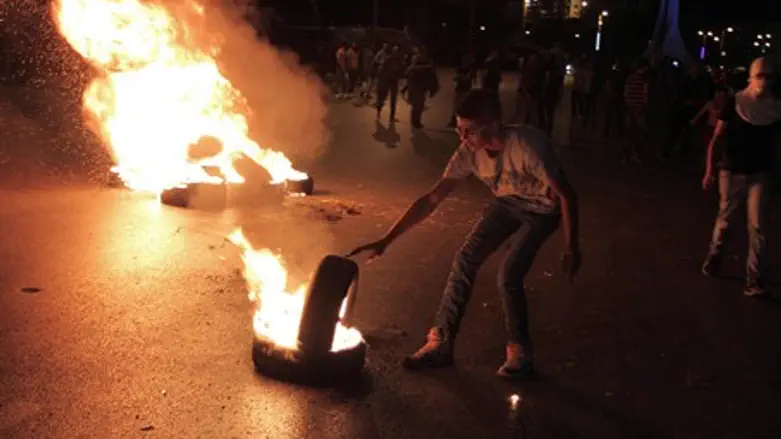 Rioters burn tires during clashes with IDF ne