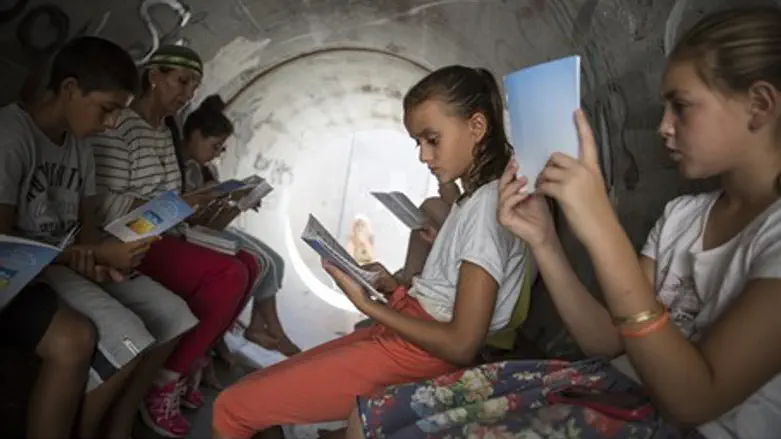 Israeli children in bomb shelter