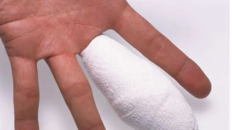 פצע פצעים פציעה אצבע אצבעות יד תחבושת חבישה