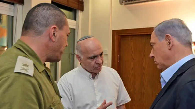 ראש הממשלה עם ראש השב"כ והמזכיר הצבאי