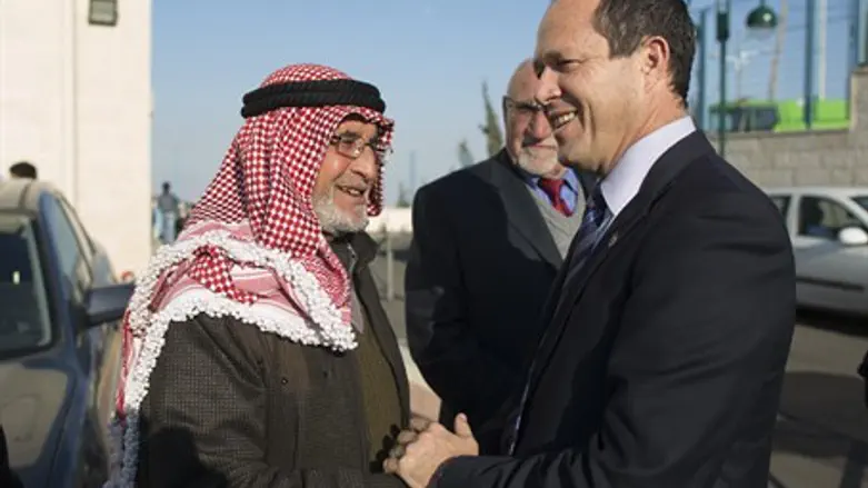 Nir Barkat with Arab residents of Jerusalem (file)