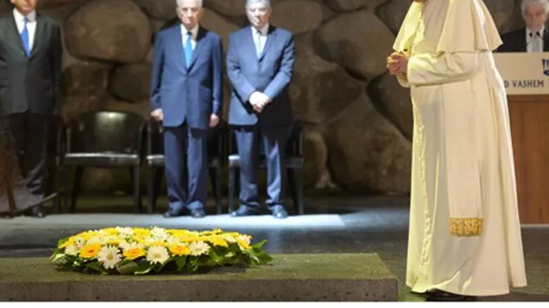 Pope Francis visits Yad Vashem Holocaust memo