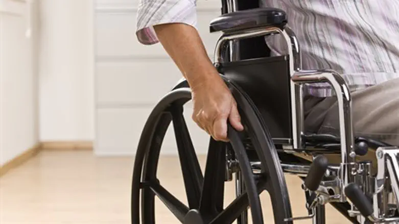 למד מאביו שלא מוותרים לפציעה. כיסא גלגלים
