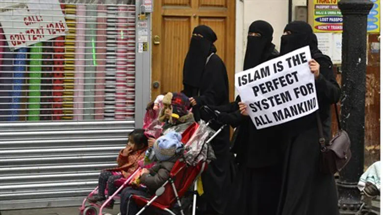 Islamists march in London