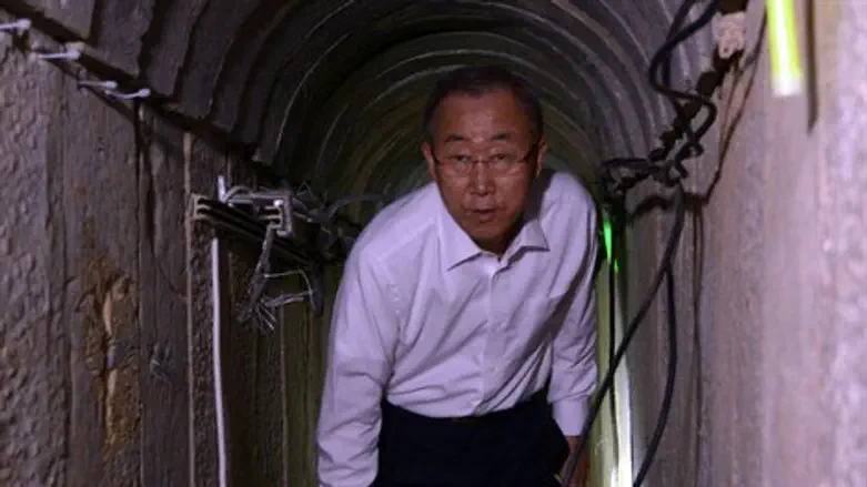 באן קי מון מבקר במנהרת תקיפה. היום