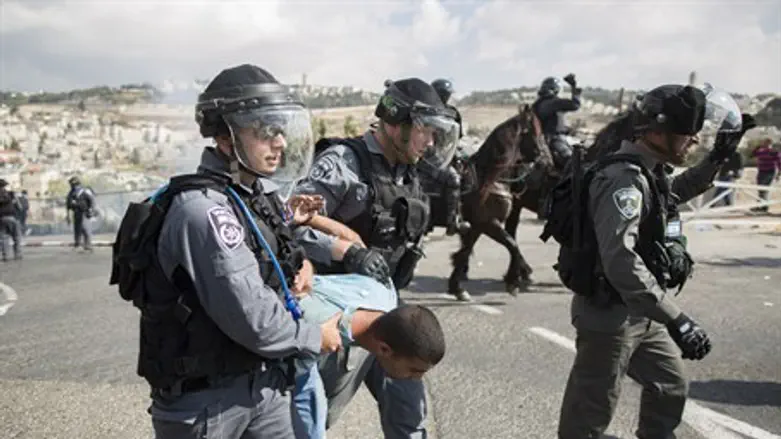 Police arrest Arab rioter in Jerusalem during