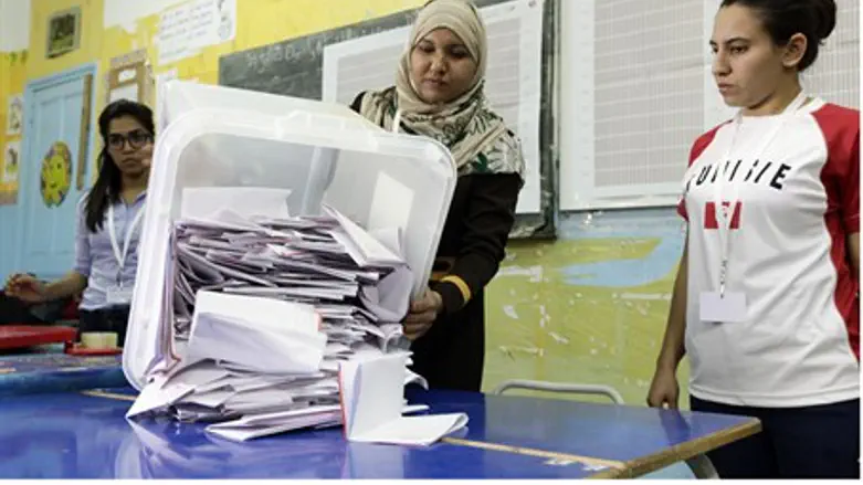 Counting ballots in Tunisia elections