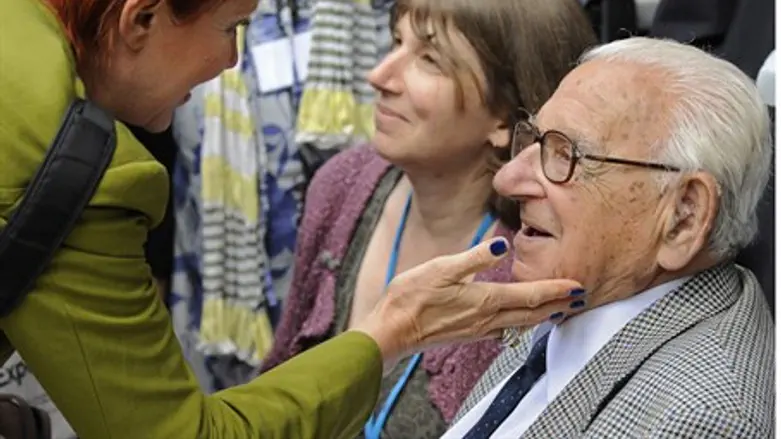 Sir Nicholas Winton meets some of the childre
