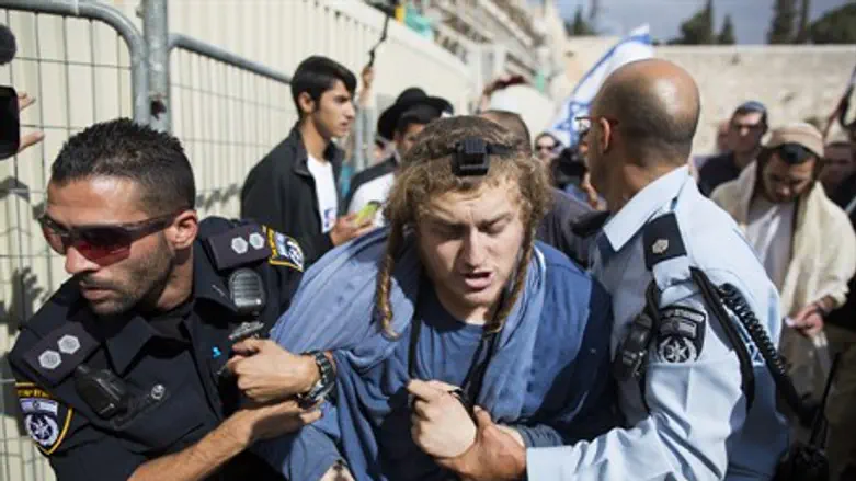 Police arrest Jew at Temple Mount (illustration)