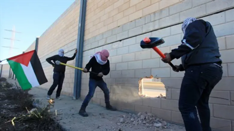 Палестинцы разрушают "иерусалимскую стену"