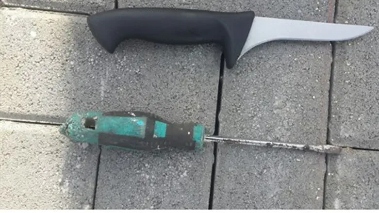 Нож и отвертка, изъятые у террориста