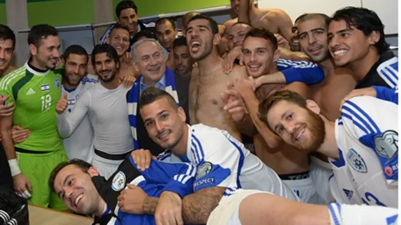 Binyamin Netanyahu with Israel national team