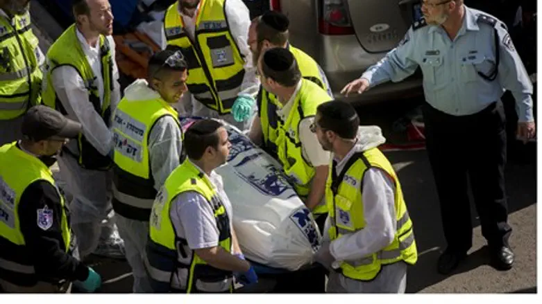 ZAKA workers remove body at Har Nof attack